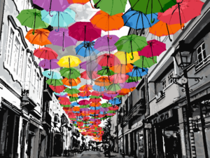 Malowanie po numerach Malowanie po numerach «Kolorowe parasole na ulicach Portugalii» фото